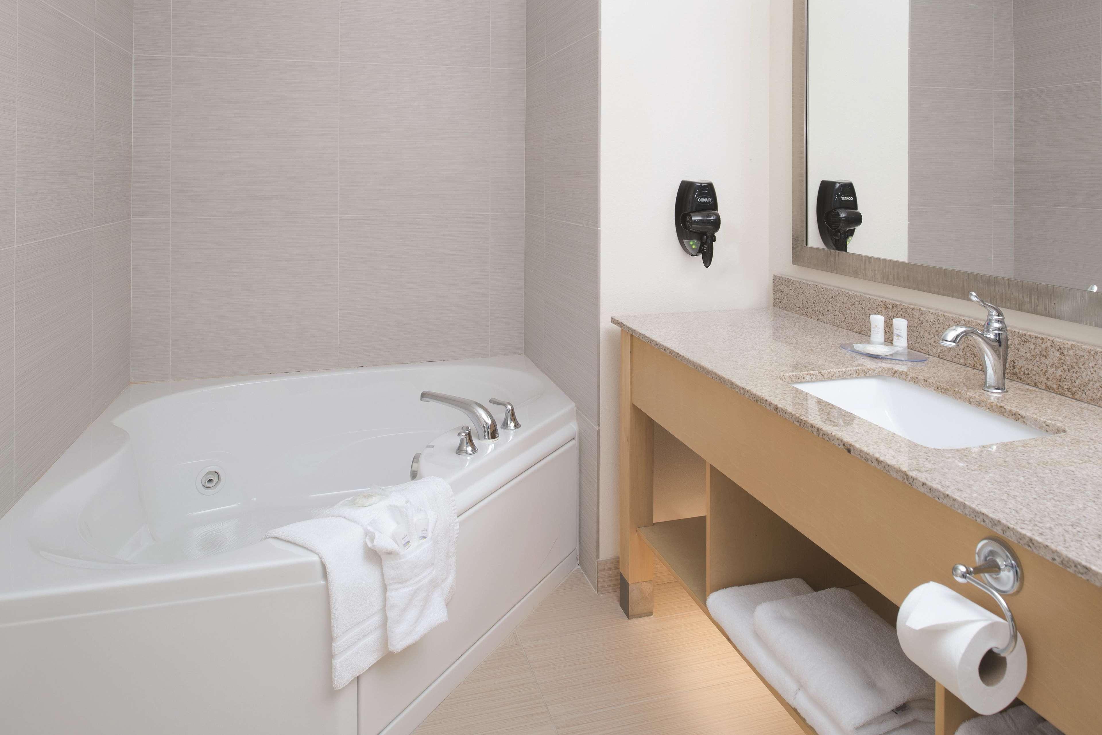 La Quinta By Wyndham Grand Forks Hotel Ngoại thất bức ảnh